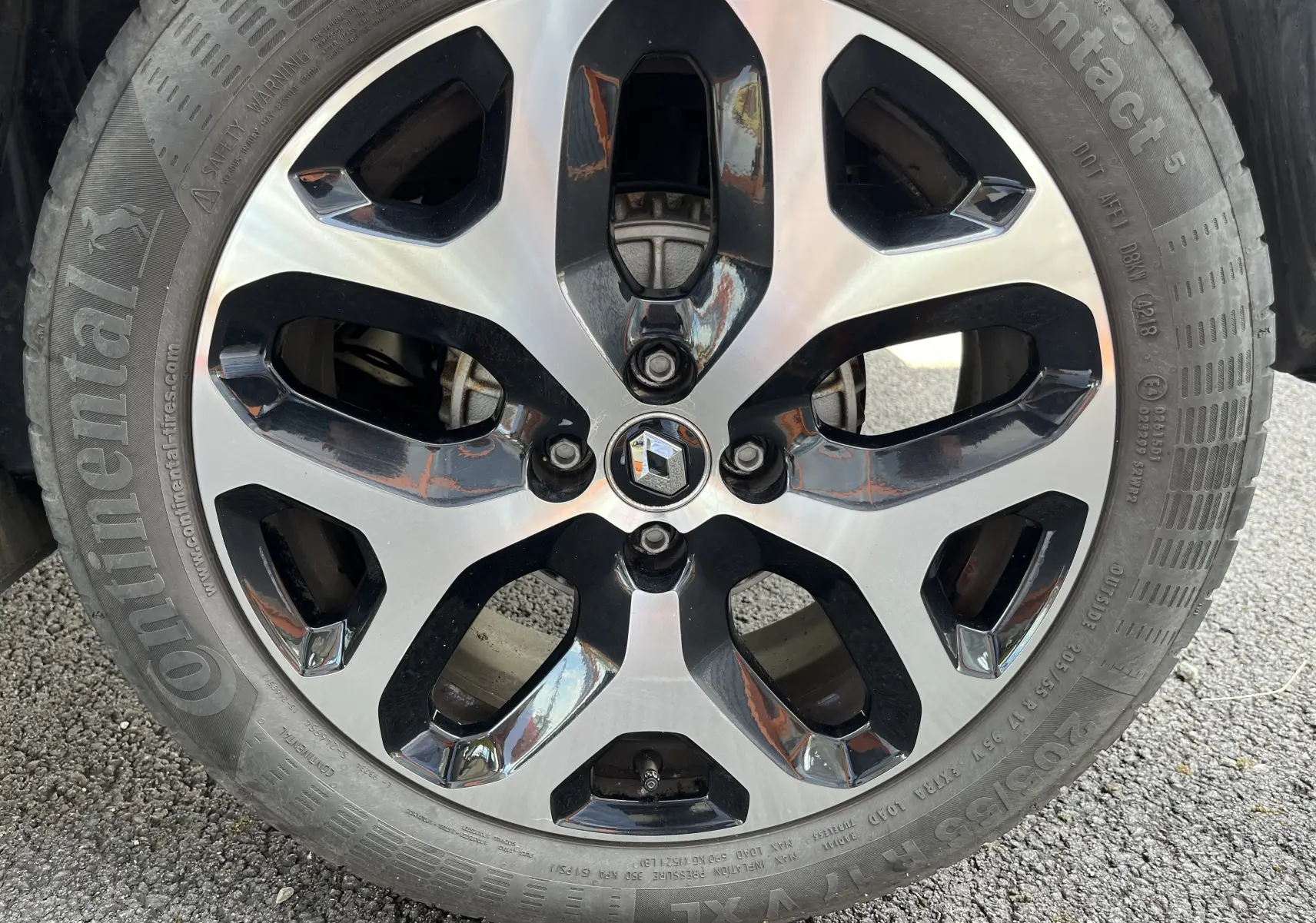 Gros plan sur la jante alliage bicolore avec logo Renault au centre, montée sur pneu Continental du Captur gris 2019.