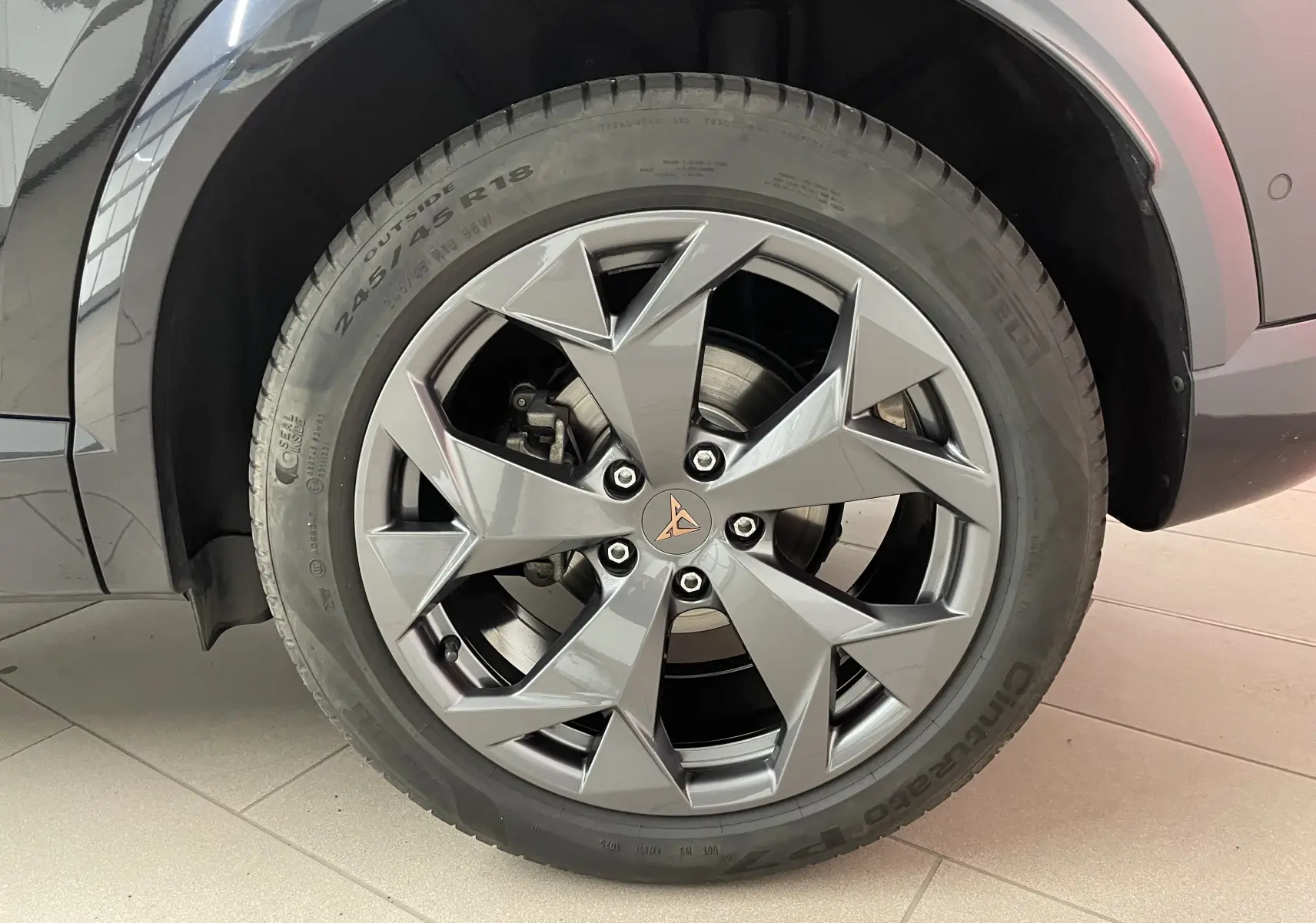 Gros plan sur la roue avant droite du CUPRA Formentor Noir Minuit avec jante en alliage au design anguleux.