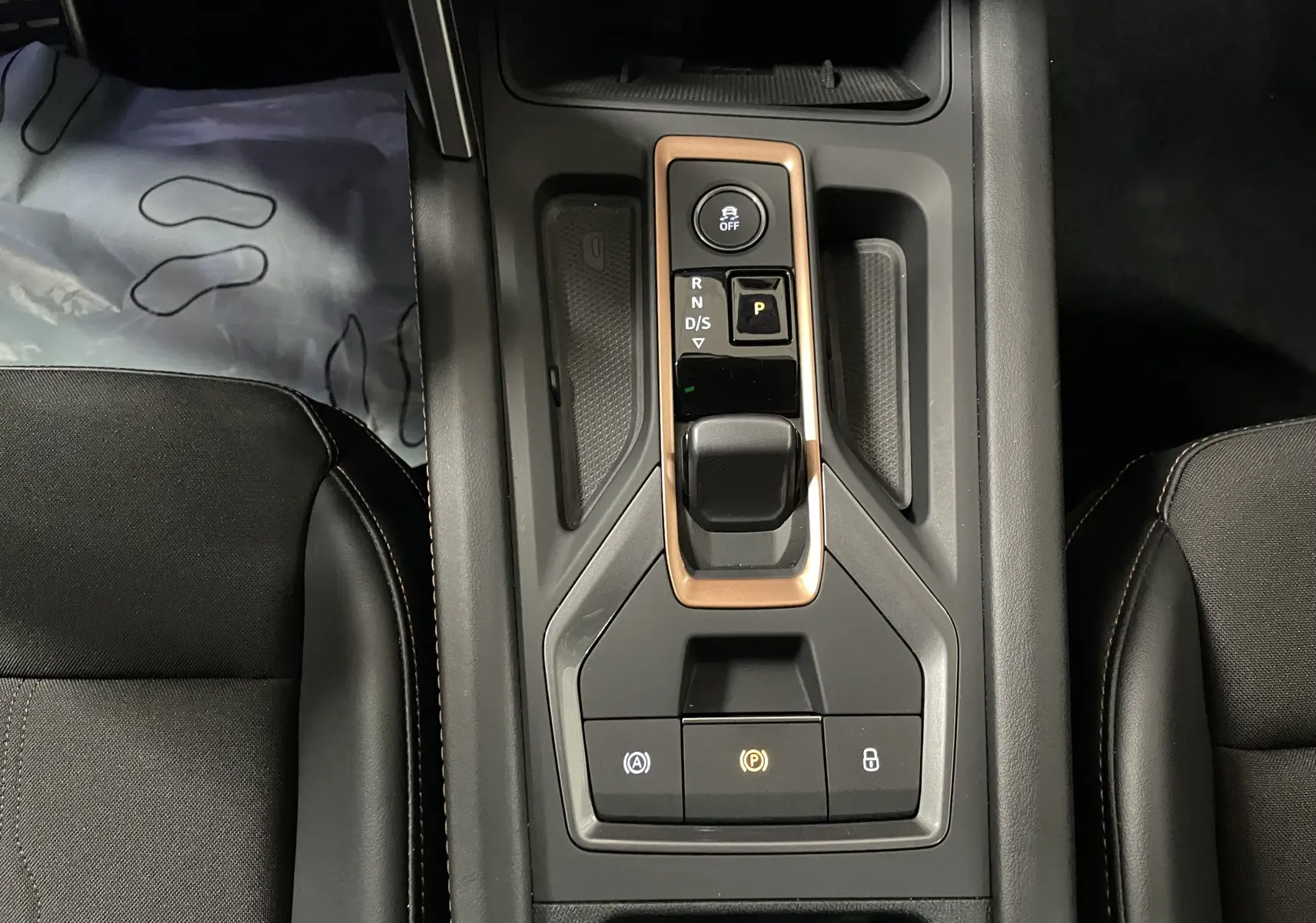 Vue rapprochée de la console centrale du CUPRA Formentor 2025, avec levier de vitesses et boutons de contrôle noirs.