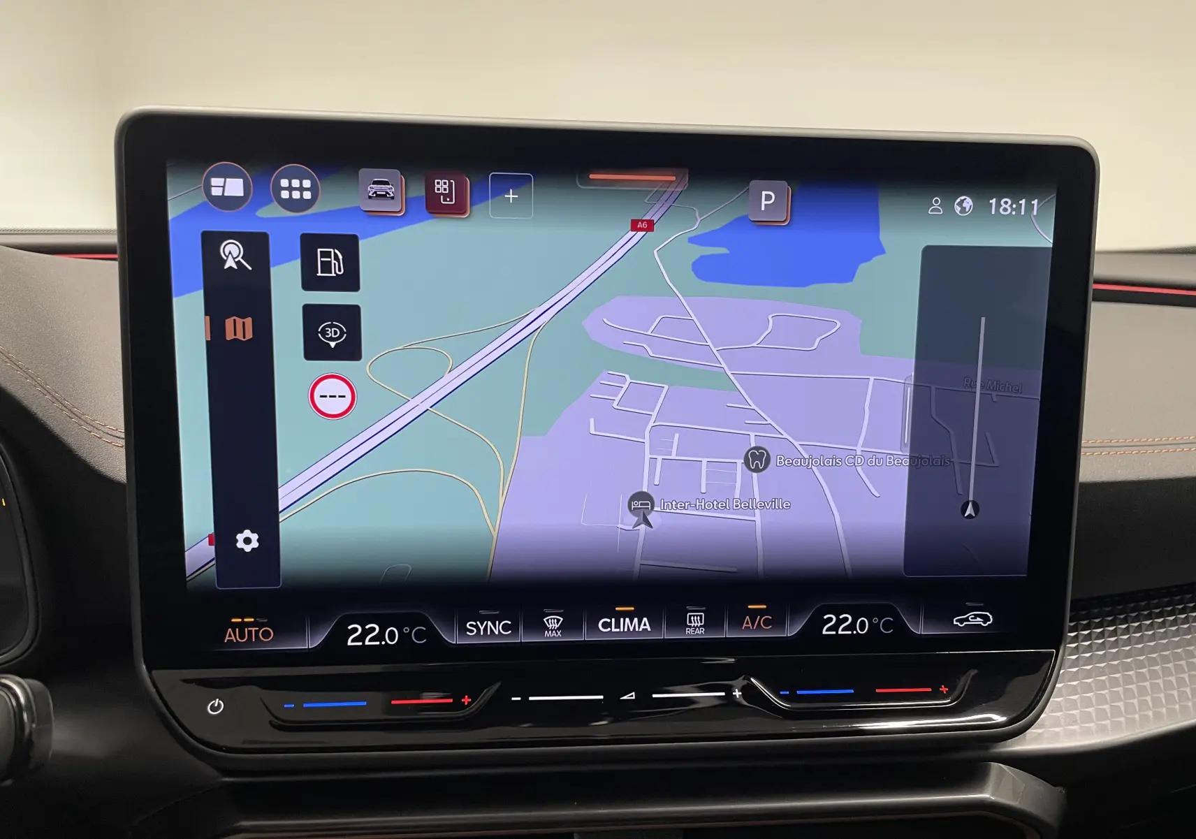 Écran tactile central du tableau de bord du CUPRA Formentor 2025 affichant la navigation Europe 3D et commandes climatisation.