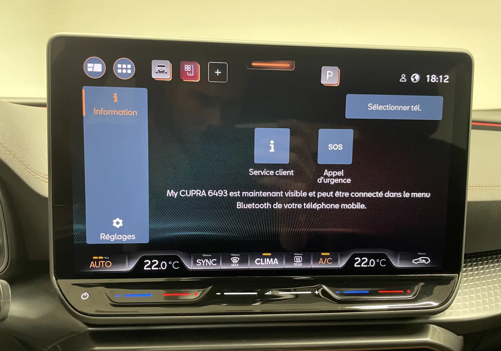 Écran tactile central du tableau de bord du CUPRA Formentor 2025 affichant les réglages de climatisation et connectivité.