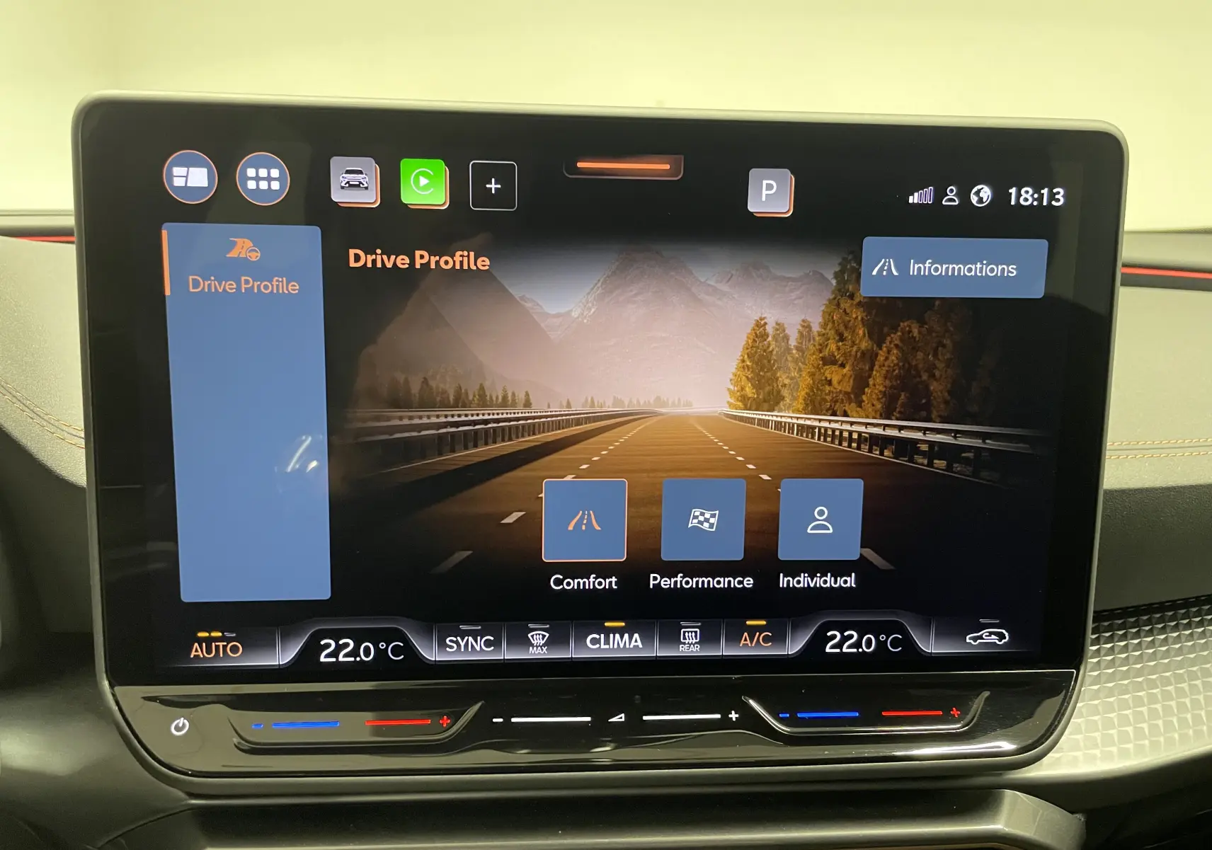 Écran tactile central du CUPRA Formentor 2025 affichant les modes de conduite et la climatisation intérieure.