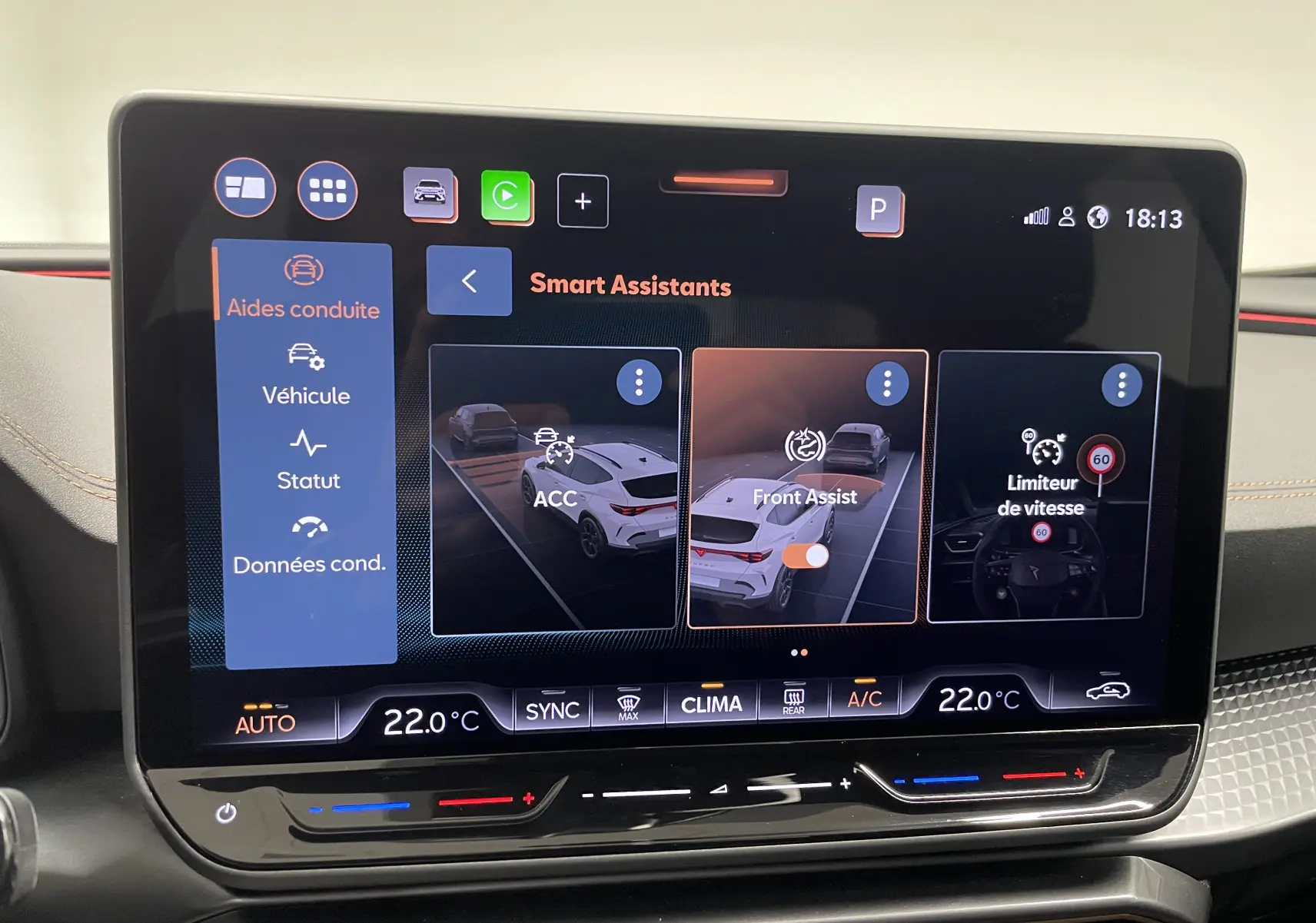 Écran tactile intérieur du CUPRA Formentor 2025 affichant les assistants de conduite avec interface moderne et claire.