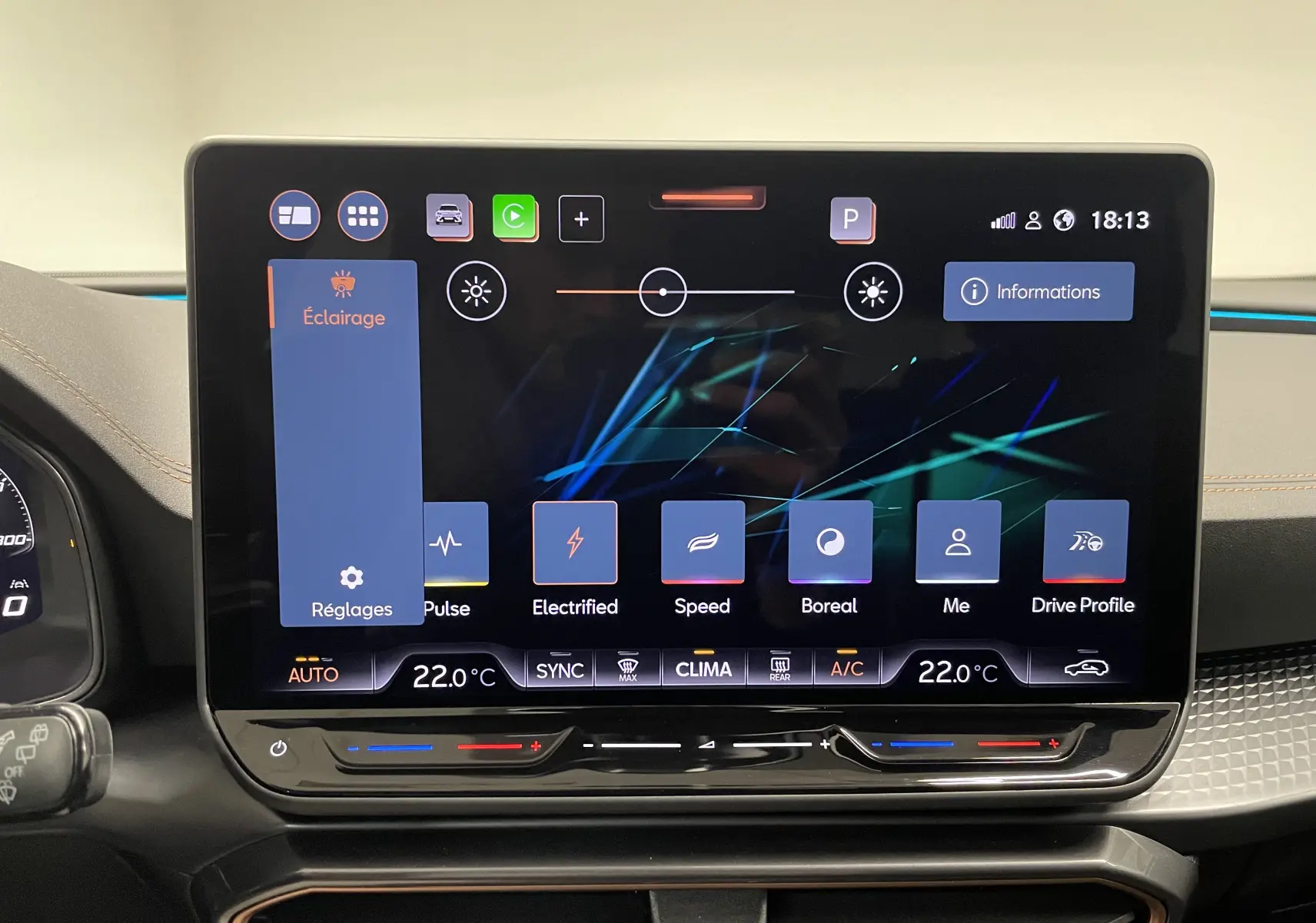 Vue avant du CUPRA Formentor noir minuit 2025 avec attelage escamotable visible sous le pare-chocs.