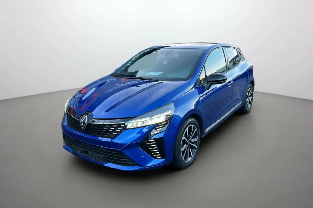 Renault Clio V TCE 90 Techno Plus bleu iron vue 3/4 avant avec feux LED et jantes alu noires.