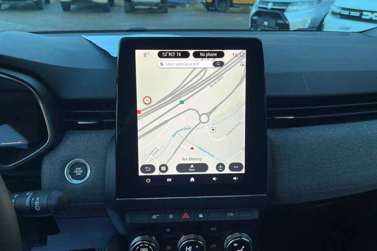 Écran tactile central avec navigation GPS dans l'habitacle d'une Renault Clio Bleu Iron, version Techno Plus 2025.