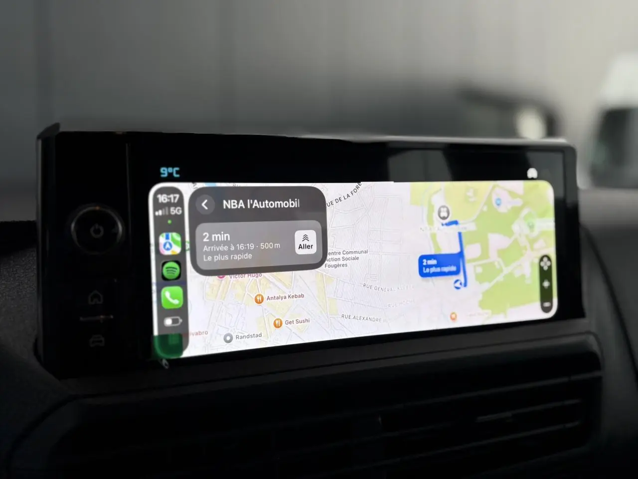 Écran tactile 10 pouces du Citroën Jumpy XL noir Perla affichant la navigation avec carte et itinéraire.