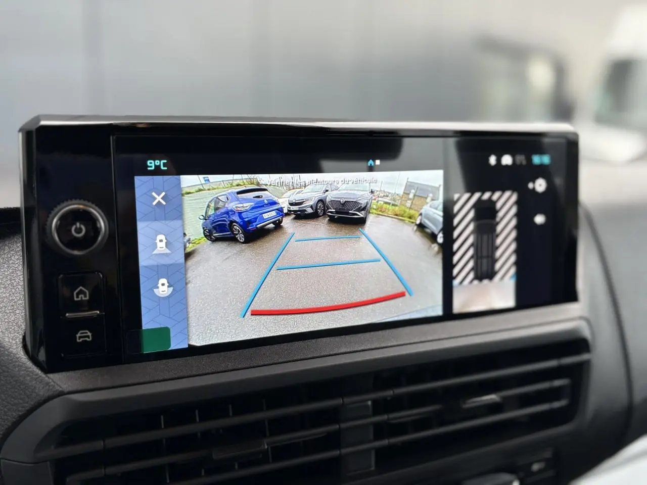 Écran tactile 10'' HD montrant la caméra de recul 180° et l'aide au stationnement du Citroën Jumpy noir Perla.