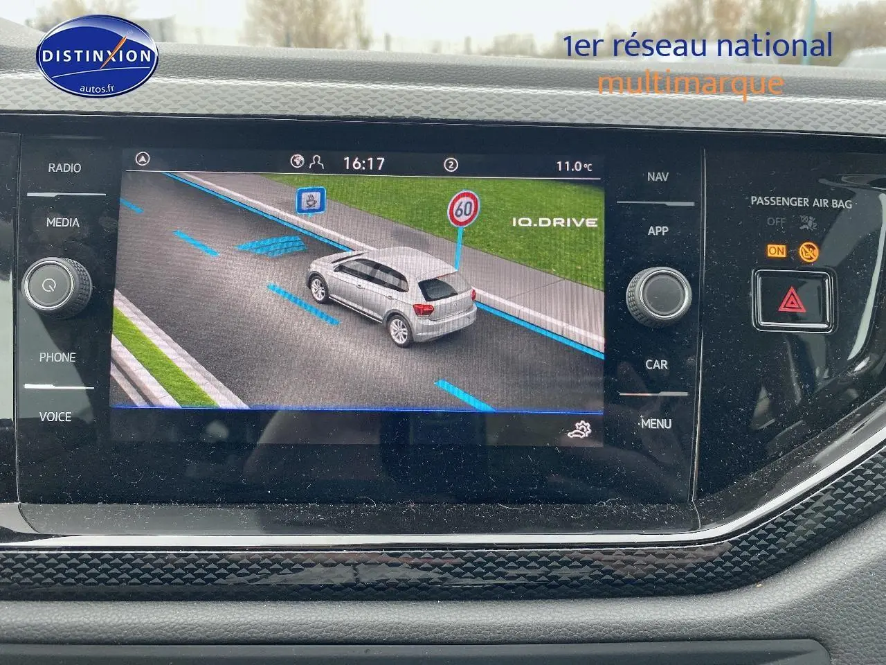 Écran de navigation affichant une Volkswagen Polo 2025 bleu récif vue en 3/4 arrière sur route avec panneau 60 km/h.