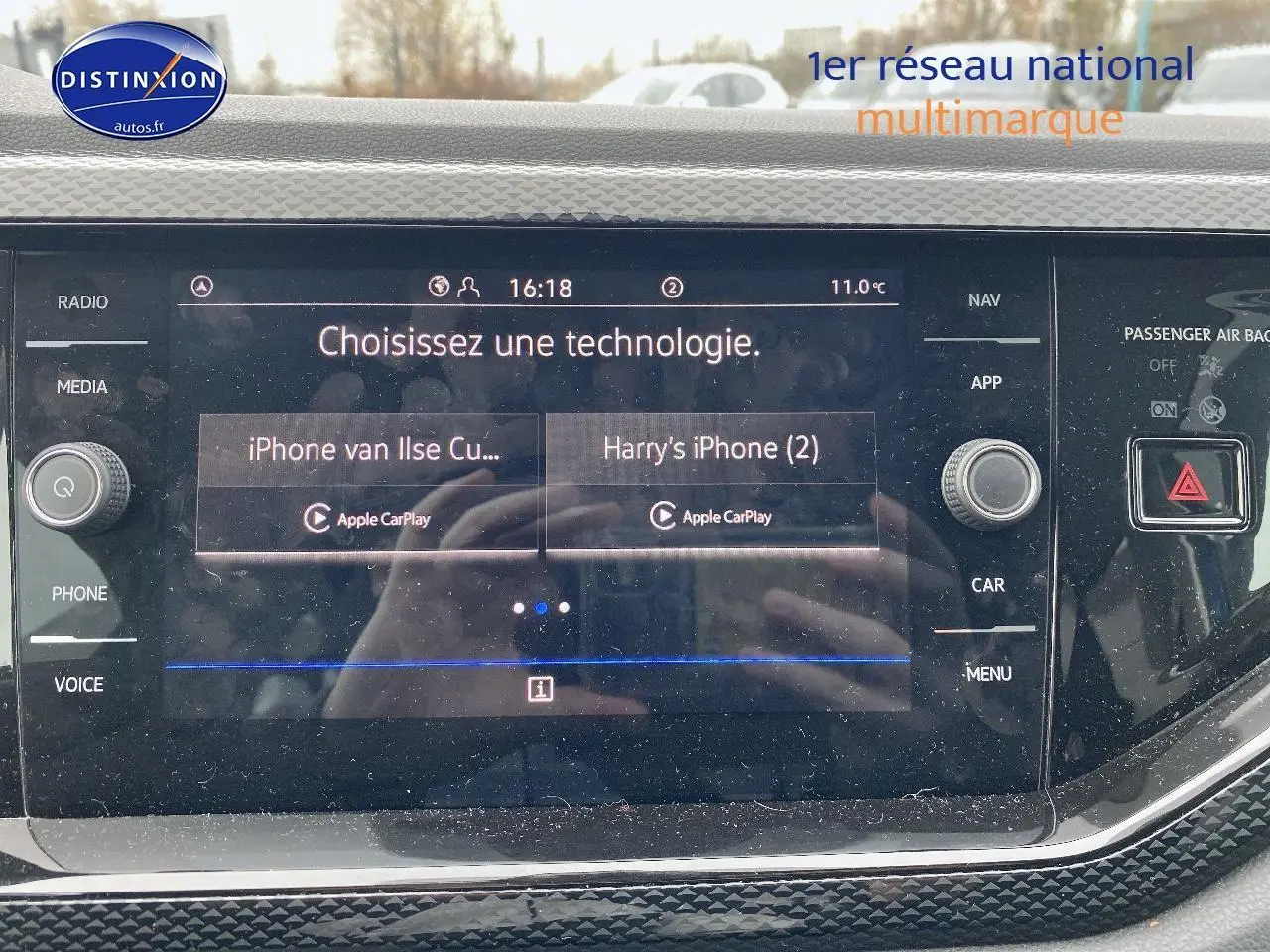 Écran tactile central de la Volkswagen Polo 2025 affichant les options Apple CarPlay, entouré de commandes noires brillantes.