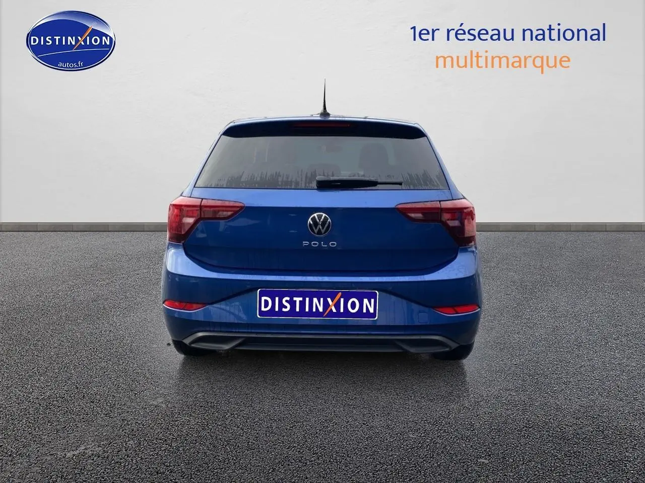 Vue arrière d'une Volkswagen Polo bleu récif 2025 avec feux arrière LED et lunette arrière surteintée.