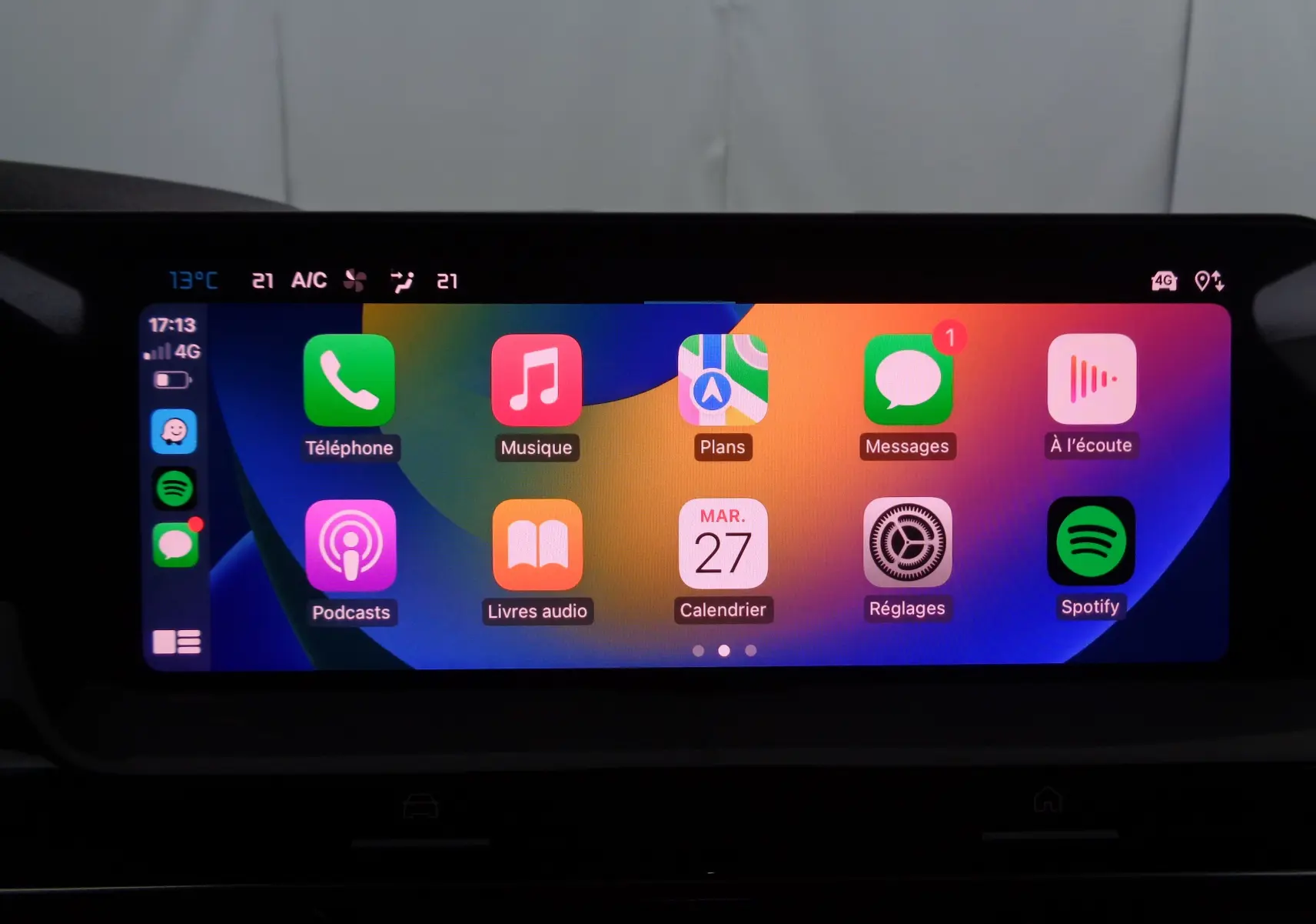 Écran tactile central du tableau de bord de la Citroën C5 X noir métal, affichant les applications connectées.