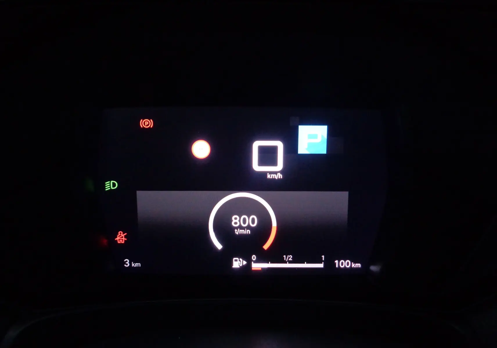 Tableau de bord numérique de Citroën C5 X noir, affichant 0 km/h, régime moteur à 800 t/min et mode parking activé.