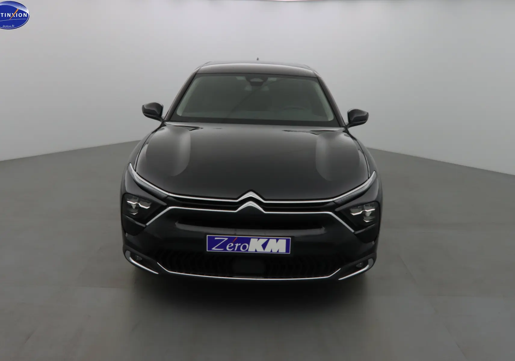 Citroën C5 X noir métal vue de face, mettant en valeur ses phares LED et la calandre distinctive.