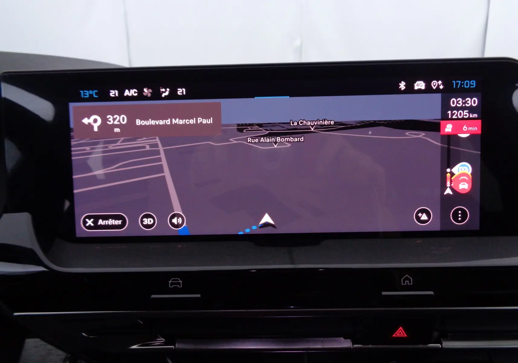 Écran tactile du système de navigation de la Citroën C5 X 2023, affichant un itinéraire sur fond sombre.