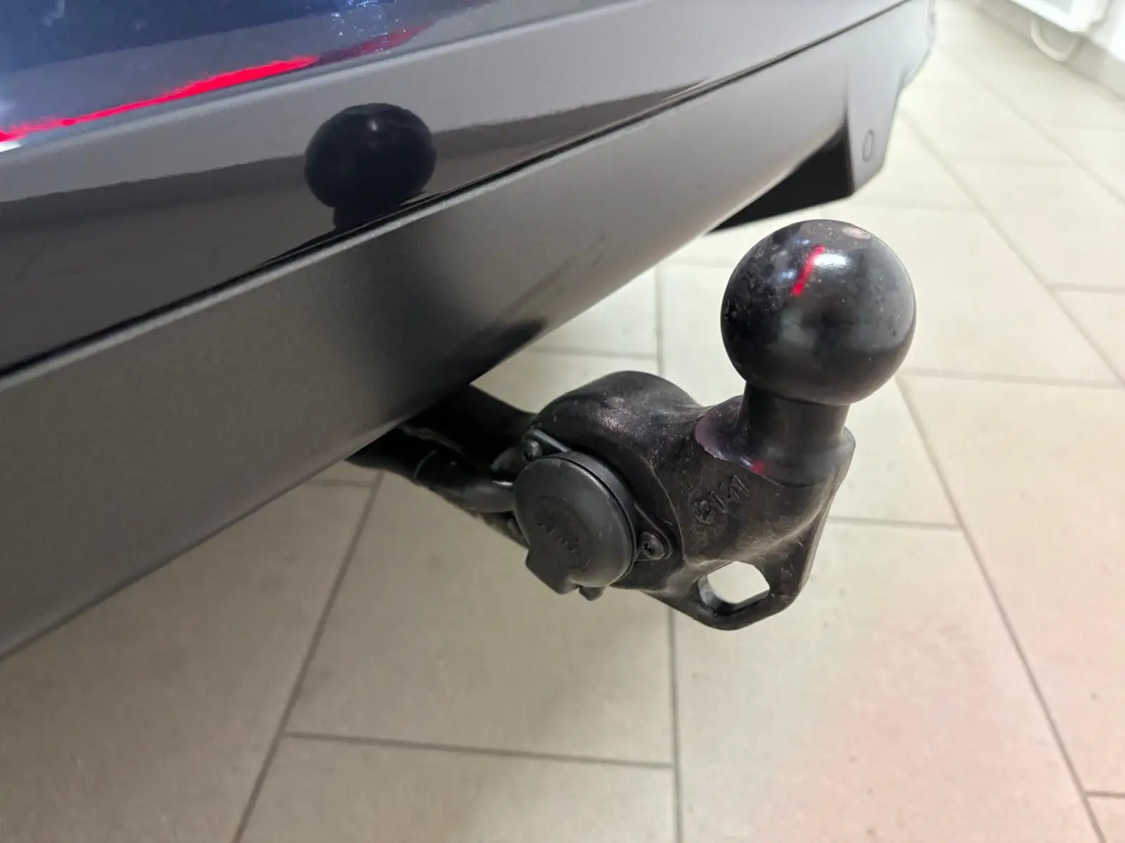 Gros plan sur le crochet d'attelage escamotable arrière du CUPRA Formentor gris magnétique, version 2025.