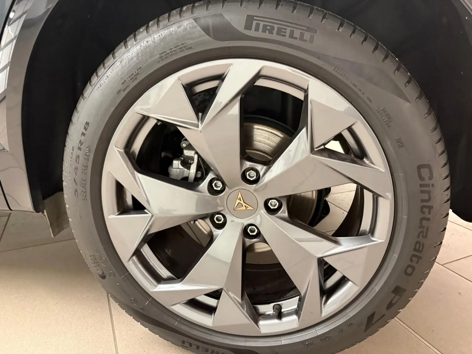 Gros plan sur la jante gris métallisé au design anguleux du CUPRA Formentor 2.0 TDI 150 DSG7, pneu Pirelli visible.
