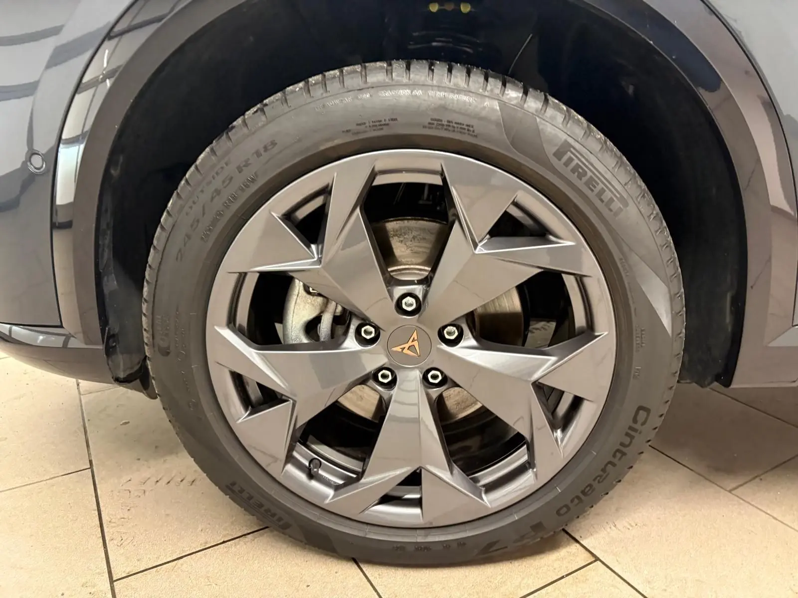 Gros plan sur la roue avant droite du CUPRA Formentor gris magnétique avec jante étoile et logo CUPRA central.