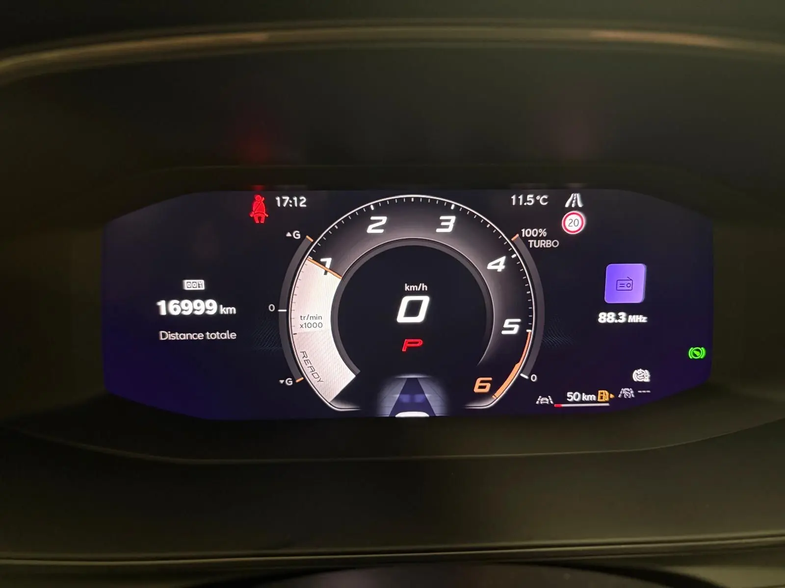 Affichage numérique du tableau de bord du CUPRA Formentor 2.0 TDI 150 DSG7 montrant 16999 km et indicateurs de vitesse et température