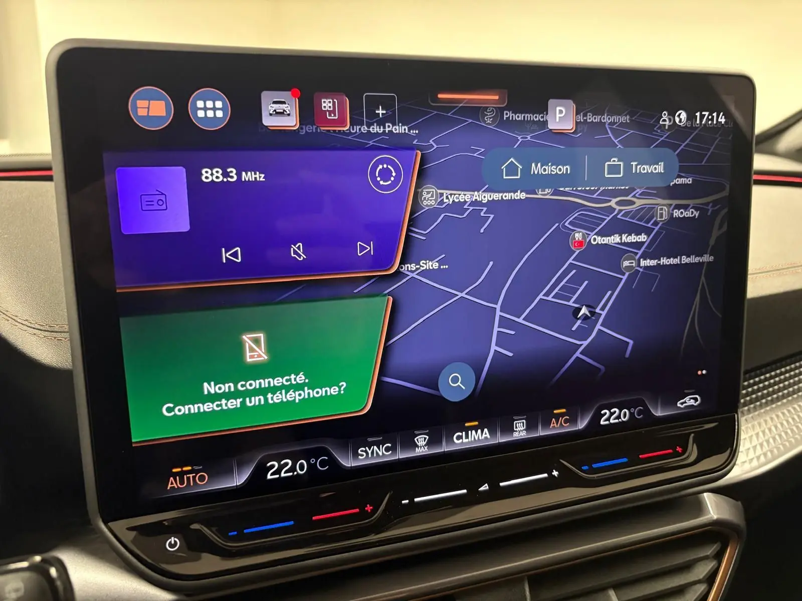 Écran tactile du système de navigation 3D du CUPRA Formentor gris magnétique, affichant la carte et la radio à 22°C.