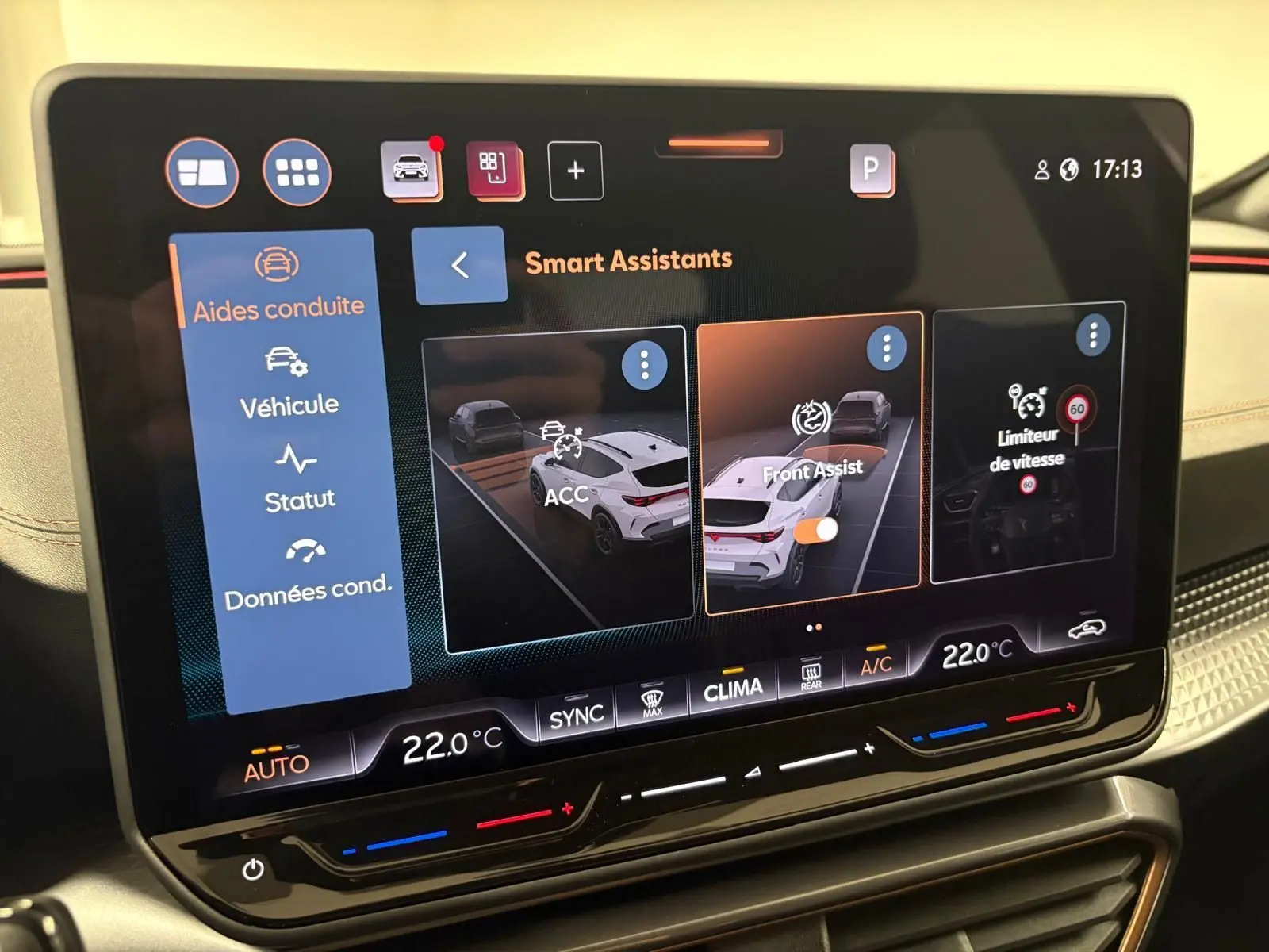 Écran tactile intérieur du CUPRA Formentor 2025 affichant les assistants de conduite et la climatisation à 22°C.