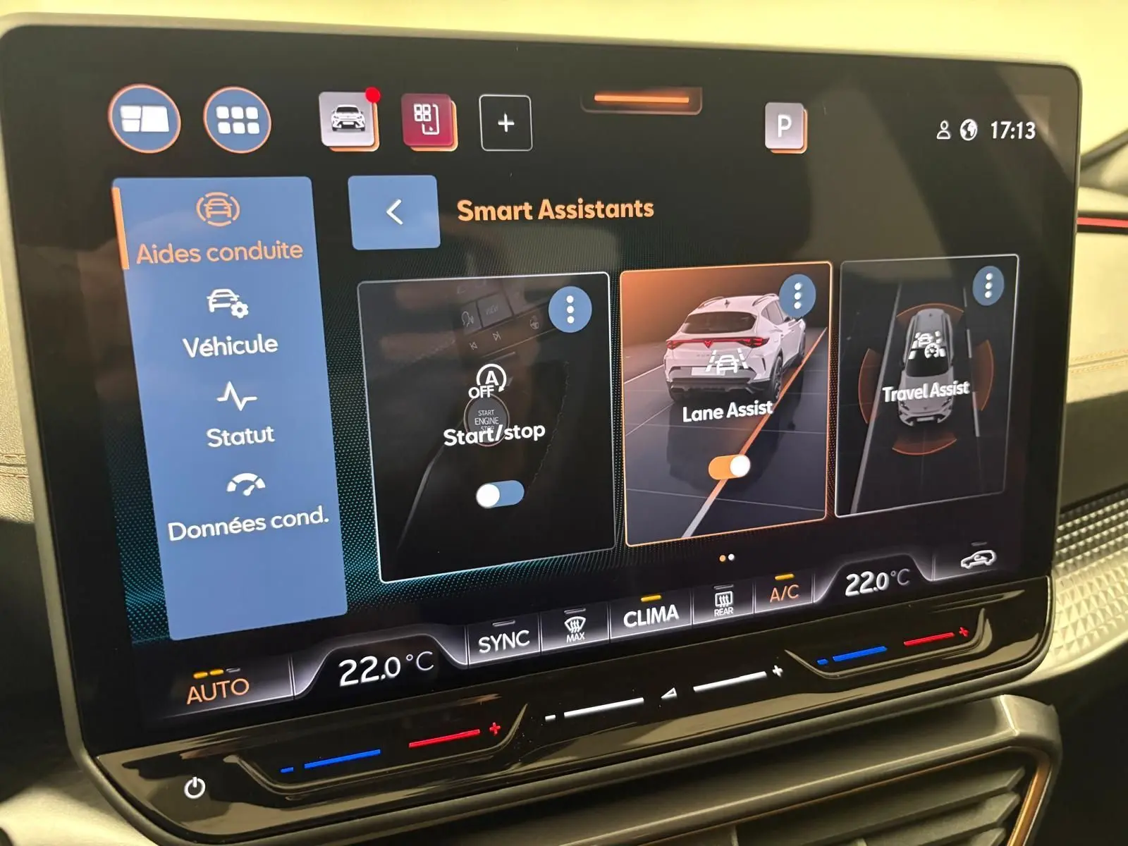 Écran tactile du tableau de bord du CUPRA Formentor affichant les assistants de conduite à 22°C.
