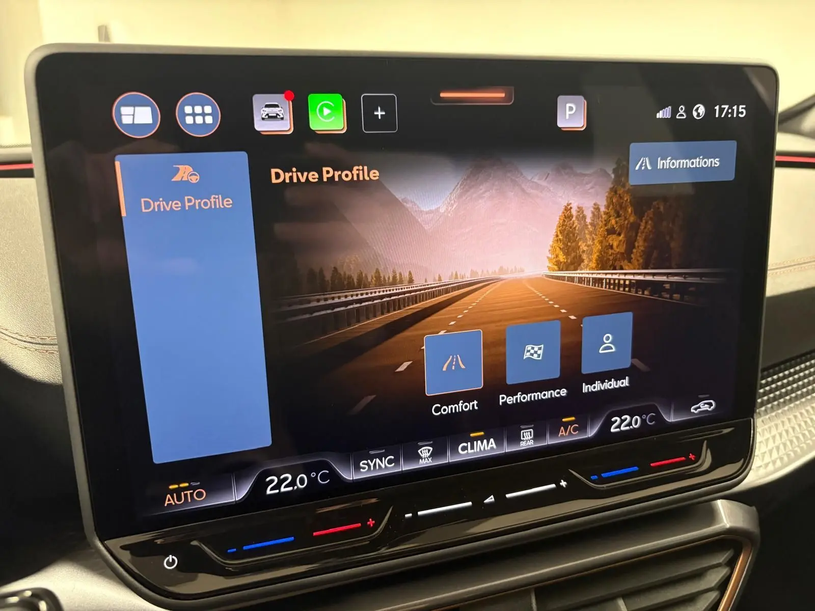 Écran tactile central du CUPRA Formentor 2025 affichant les modes de conduite, avec tableau de bord en arrière-plan.