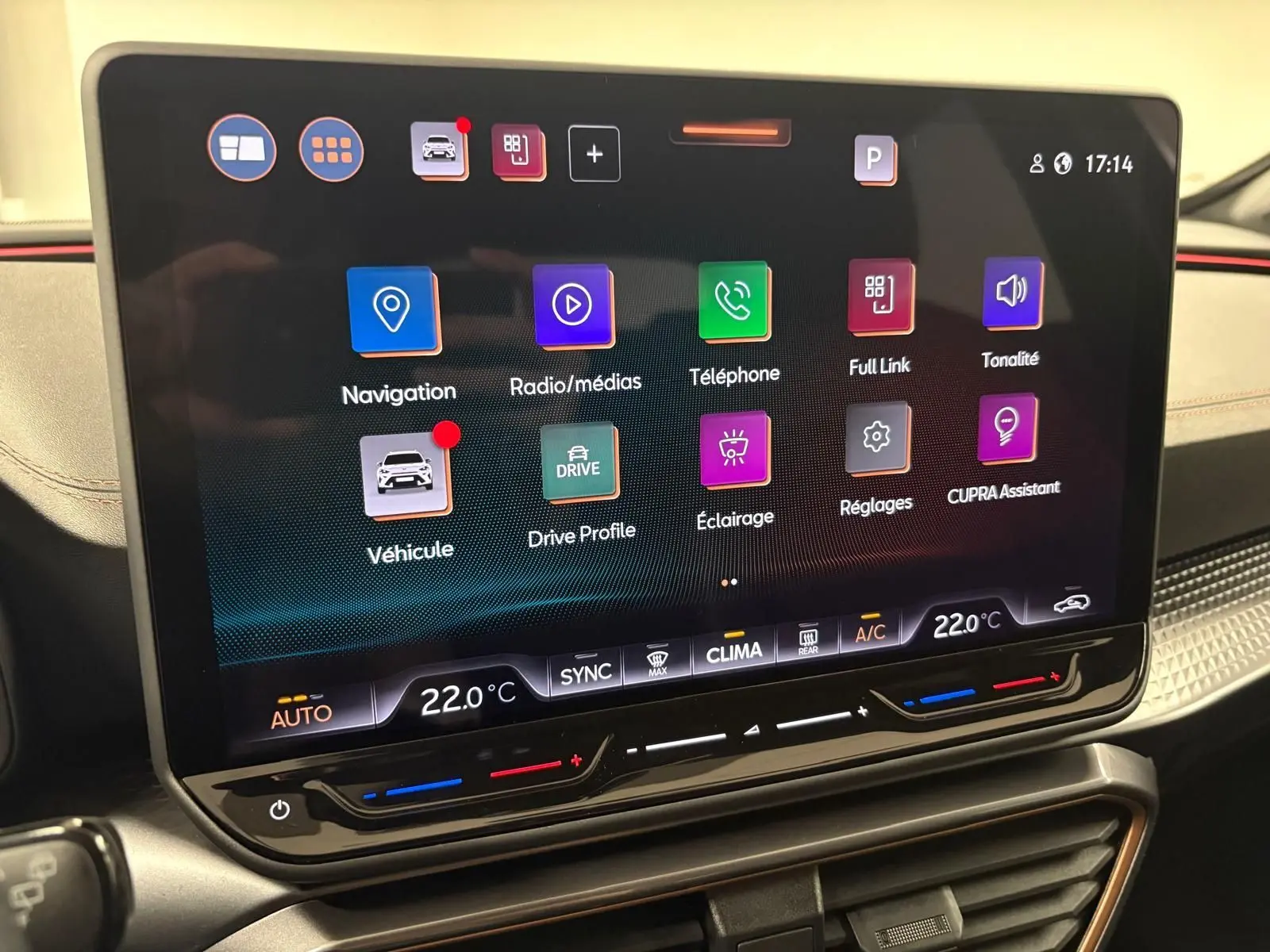 Écran tactile central du tableau de bord du CUPRA Formentor 2025 affichant les options de navigation et réglages.
