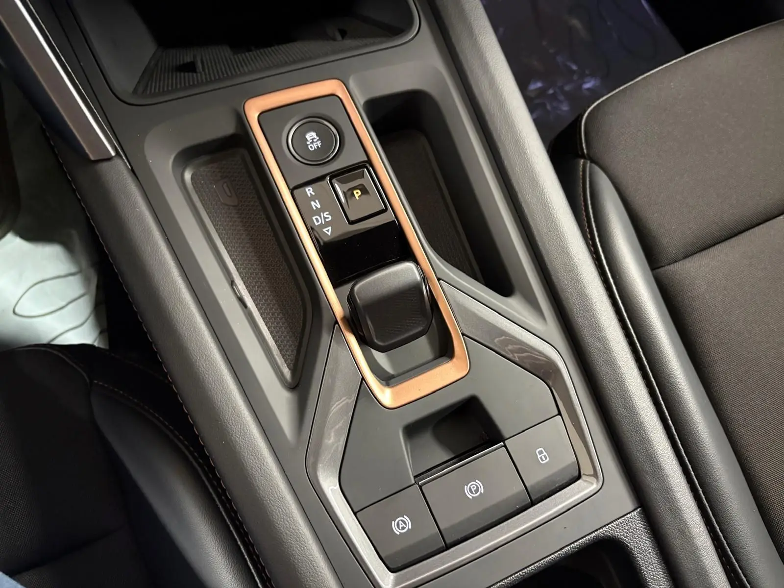 Gros plan sur la console centrale du CUPRA Formentor 2025 avec levier de vitesses et boutons de contrôle.