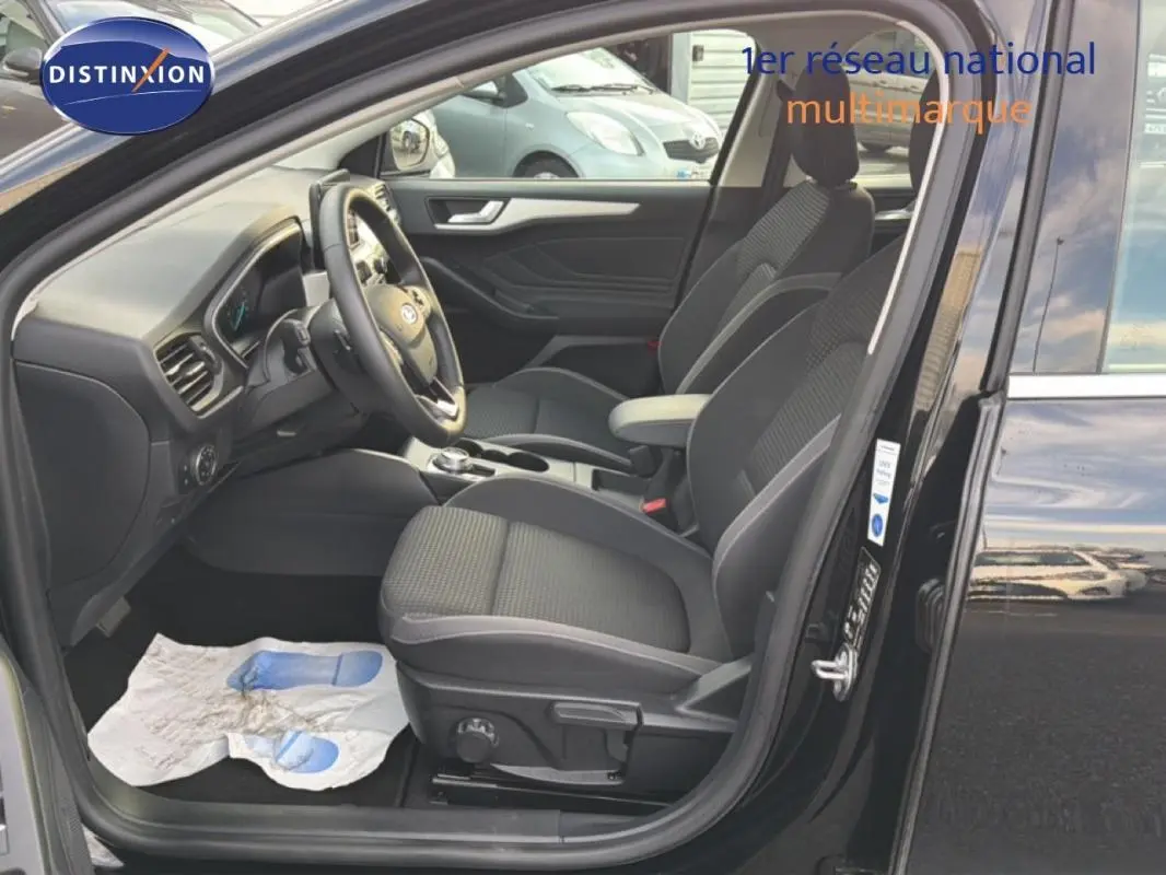 Intérieur avant droit d'une Ford Focus SW noire 2019, sièges tissu gris et tableau de bord moderne visible.