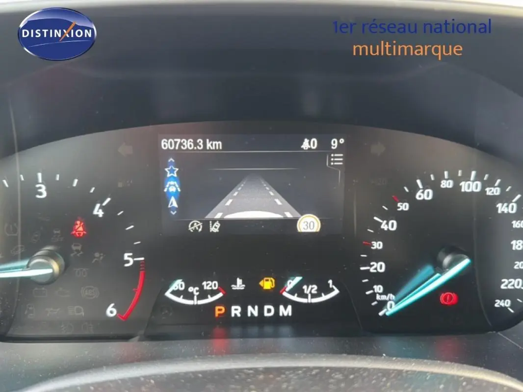 Tableau de bord numérique de Ford Focus SW noir 2019, affichant compteur, vitesse et indicateurs de conduite.