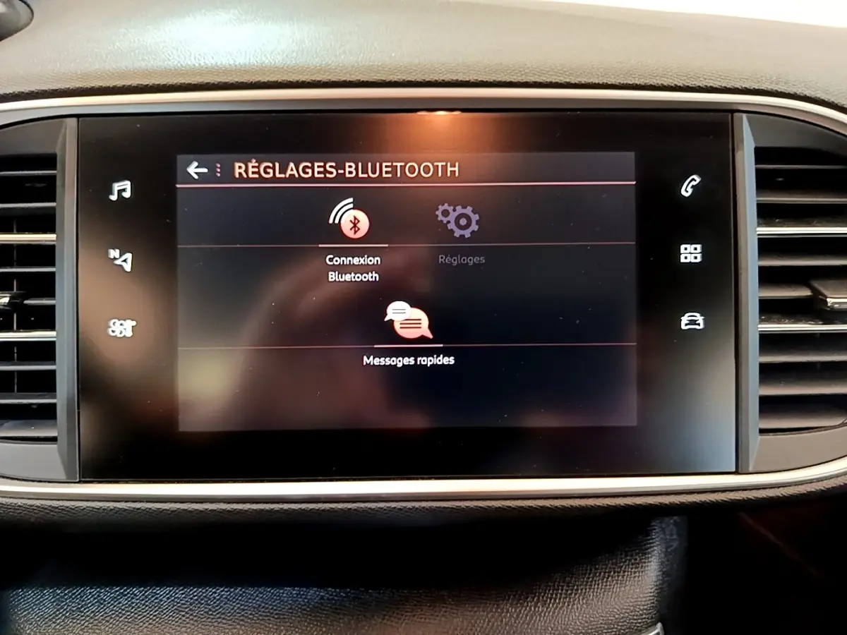 Écran tactile central de la Peugeot 308 noir 2020 affichant les réglages Bluetooth avec icônes et texte en français.