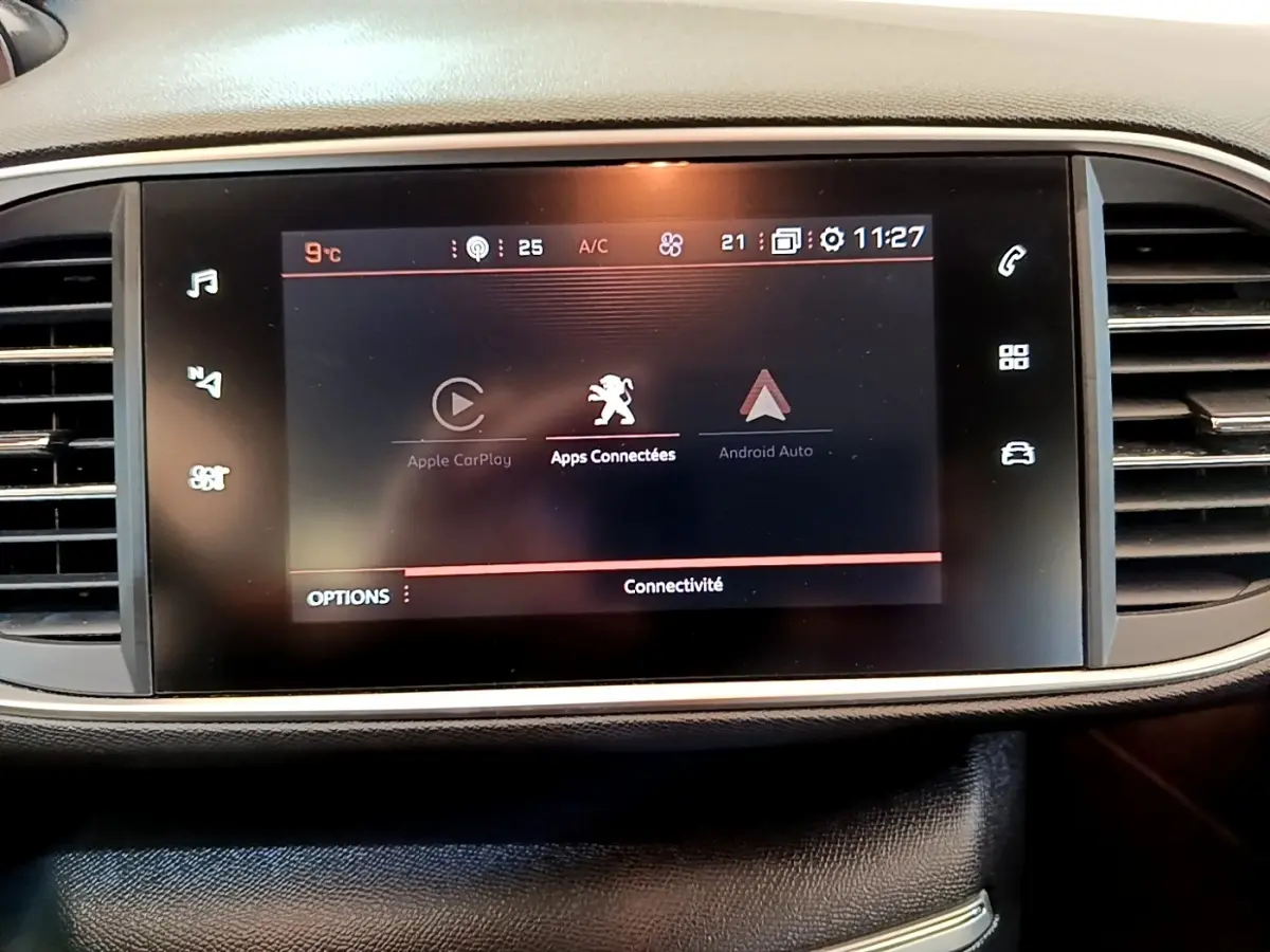 Écran tactile central de la Peugeot 308 2020 affichant les applications connectées Apple CarPlay et Android Auto.