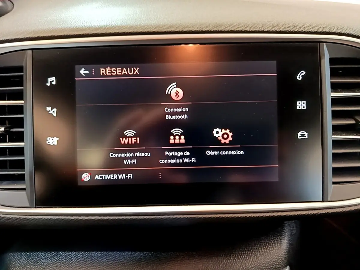 Écran tactile central de la Peugeot 308 Active Business 2020 affichant les options de connexion Wi-Fi et Bluetooth.