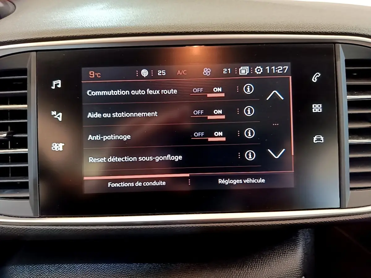 Écran tactile central affichant les réglages d’aide à la conduite dans l’habitacle d’une Peugeot 308 noire.