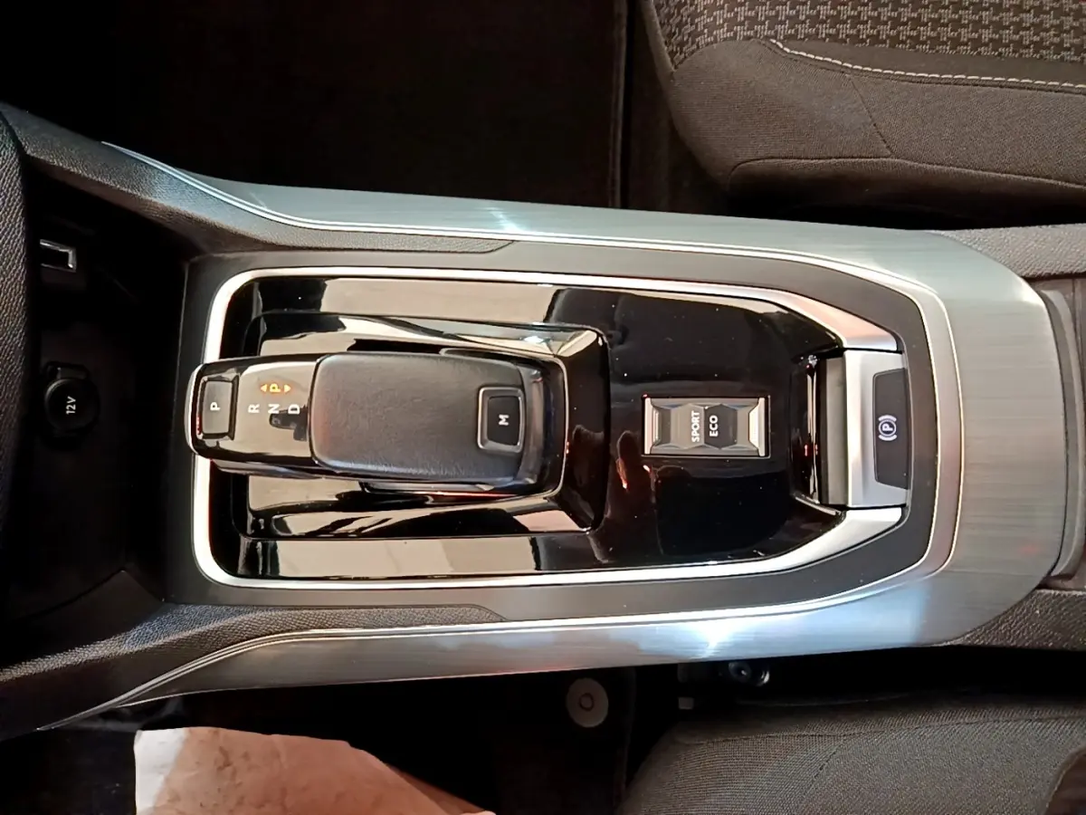 Vue plongeante sur la console centrale noire et grise avec levier de vitesse automatique de la Peugeot 308 2020.