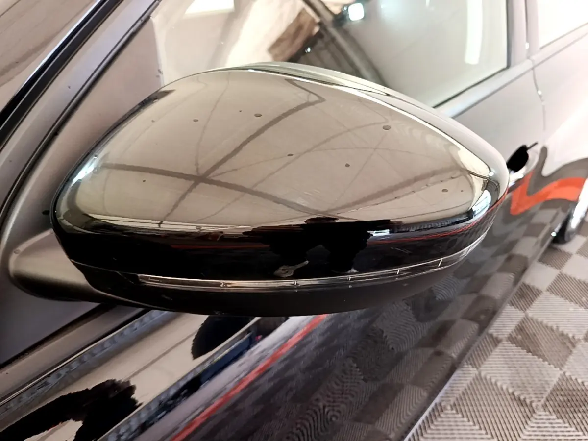 Rétroviseur côté conducteur noir brillant de la Peugeot 308 2020, avec clignotant intégré, vue rapprochée.