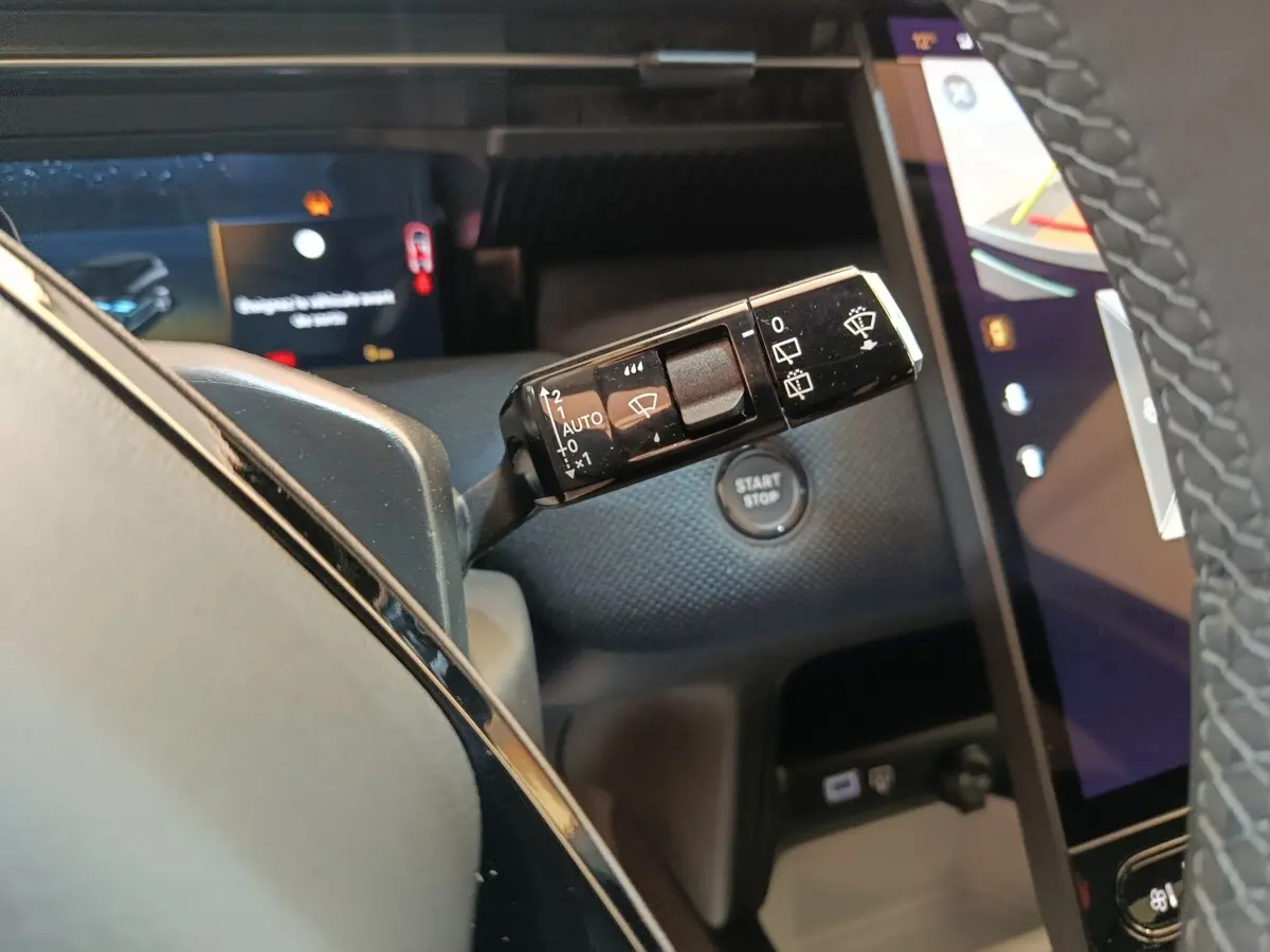 Gros plan sur la commande d’essuie-glace noire dans l’habitacle du Citroën C5 Hybride 2026, avec bouton start/stop visible.