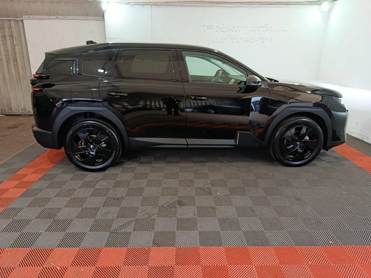 Vue de profil côté gauche du Citroën C5 Hybride noir, avec jantes noires et détails de carrosserie anguleux.
