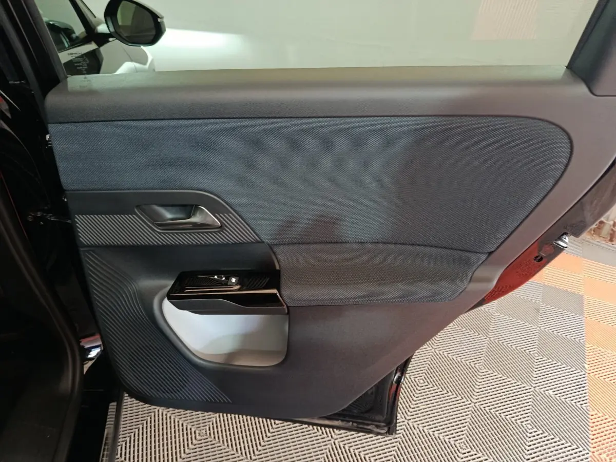 Porte arrière gauche noire de Citroën C5 Hybride 2026 avec habillage textile et commandes de fenêtre intégrées.