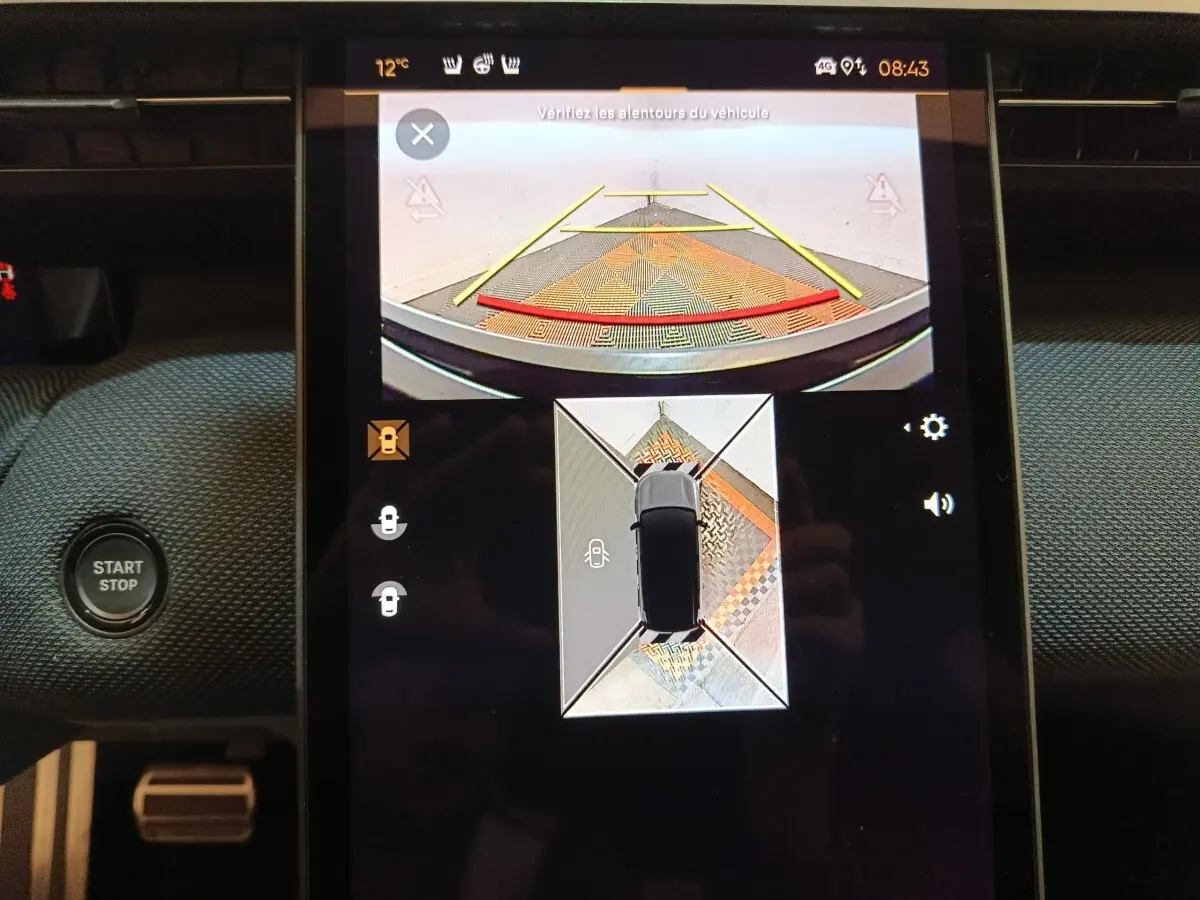 Écran tactile central du Citroën C5 Hybride noir montrant la caméra 360° et l’aide au stationnement arrière.