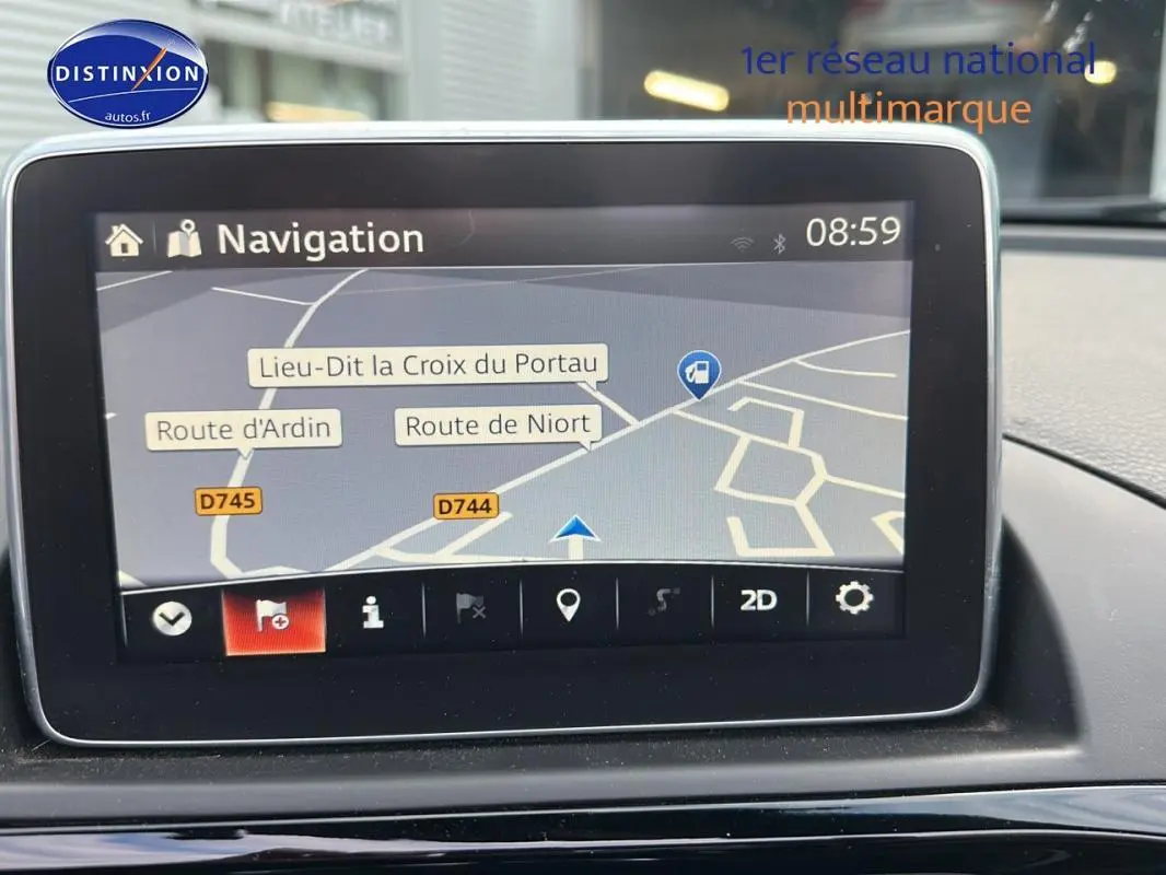 Écran tactile de navigation du tableau de bord d'une Fiat 124 Spider Lusso blanche, intérieur visible.