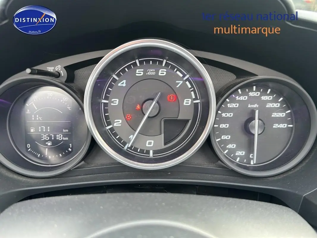 Vue rapprochée du tableau de bord de la Fiat 124 Spider Lusso 2017, affichant compte-tours, vitesse et température.