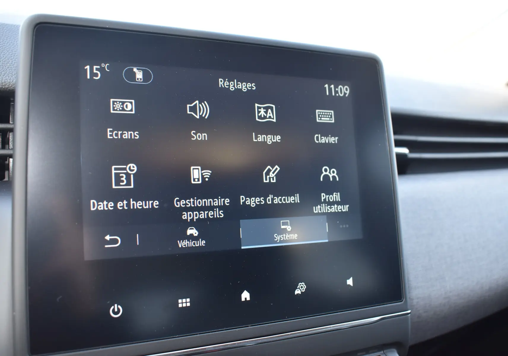 Écran tactile central affichant les réglages du système dans l'habitacle d'une Renault Clio V gris 2024.