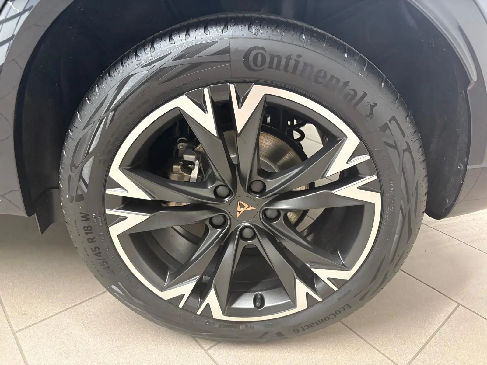 Gros plan sur la jante alliage 18'' usinée noire et argentée du CUPRA Formentor gris Graphène 2025 côté avant droit.