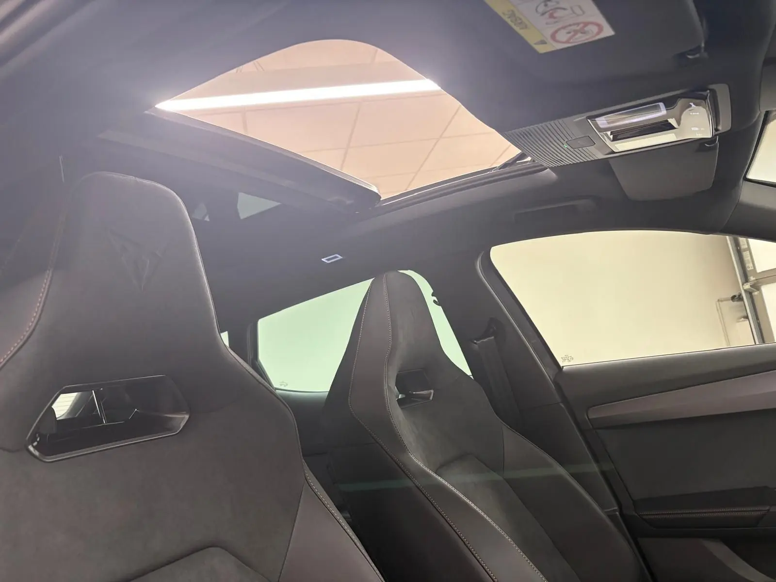 Intérieur du CUPRA Formentor 2025 avec sièges sport en alcantara et toit ouvrant panoramique ouvert.