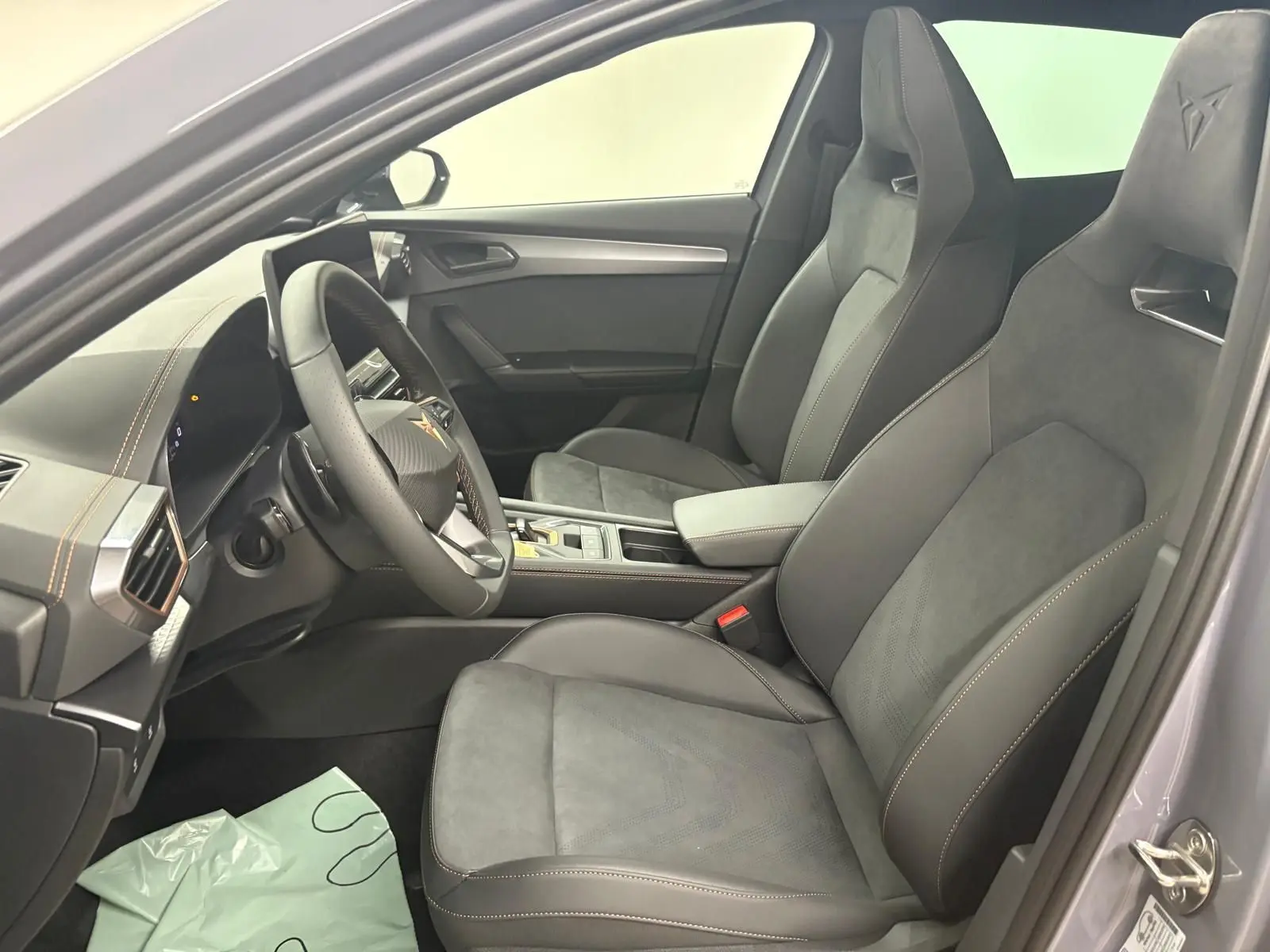 Intérieur avant droit du CUPRA Formentor gris Graphène 2025 avec sièges sport en cuir et alcantara, volant multifonction.