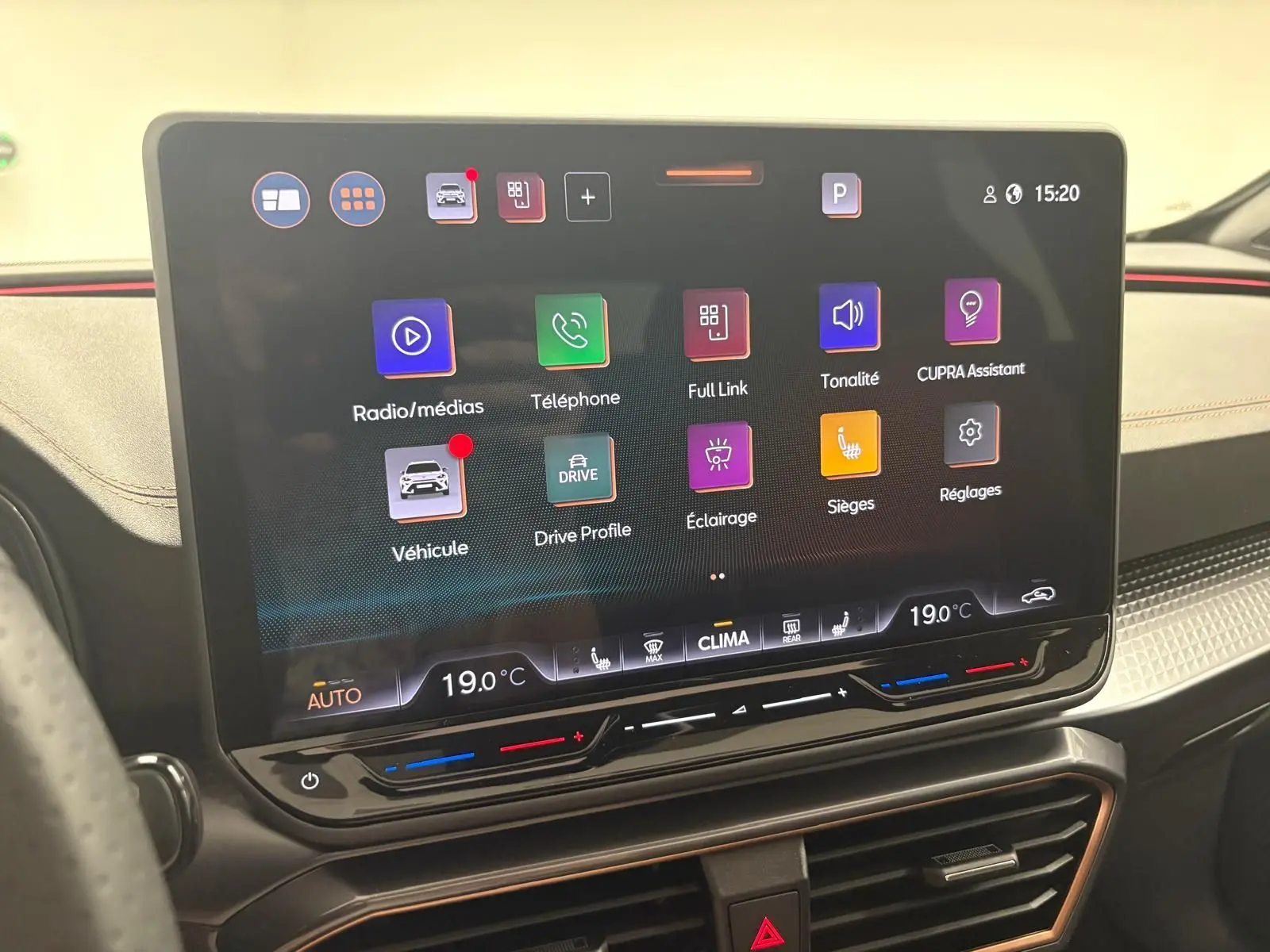 Écran tactile central du tableau de bord du CUPRA Formentor 2025 avec commandes climatisation et interface multimédia.