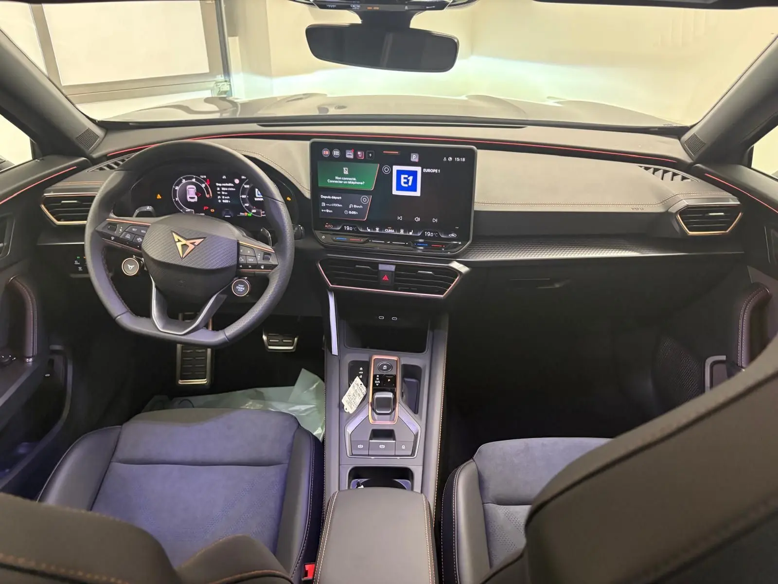 Intérieur du CUPRA Formentor 2025 vu de face, tableau de bord noir avec écran tactile et volant multifonction.