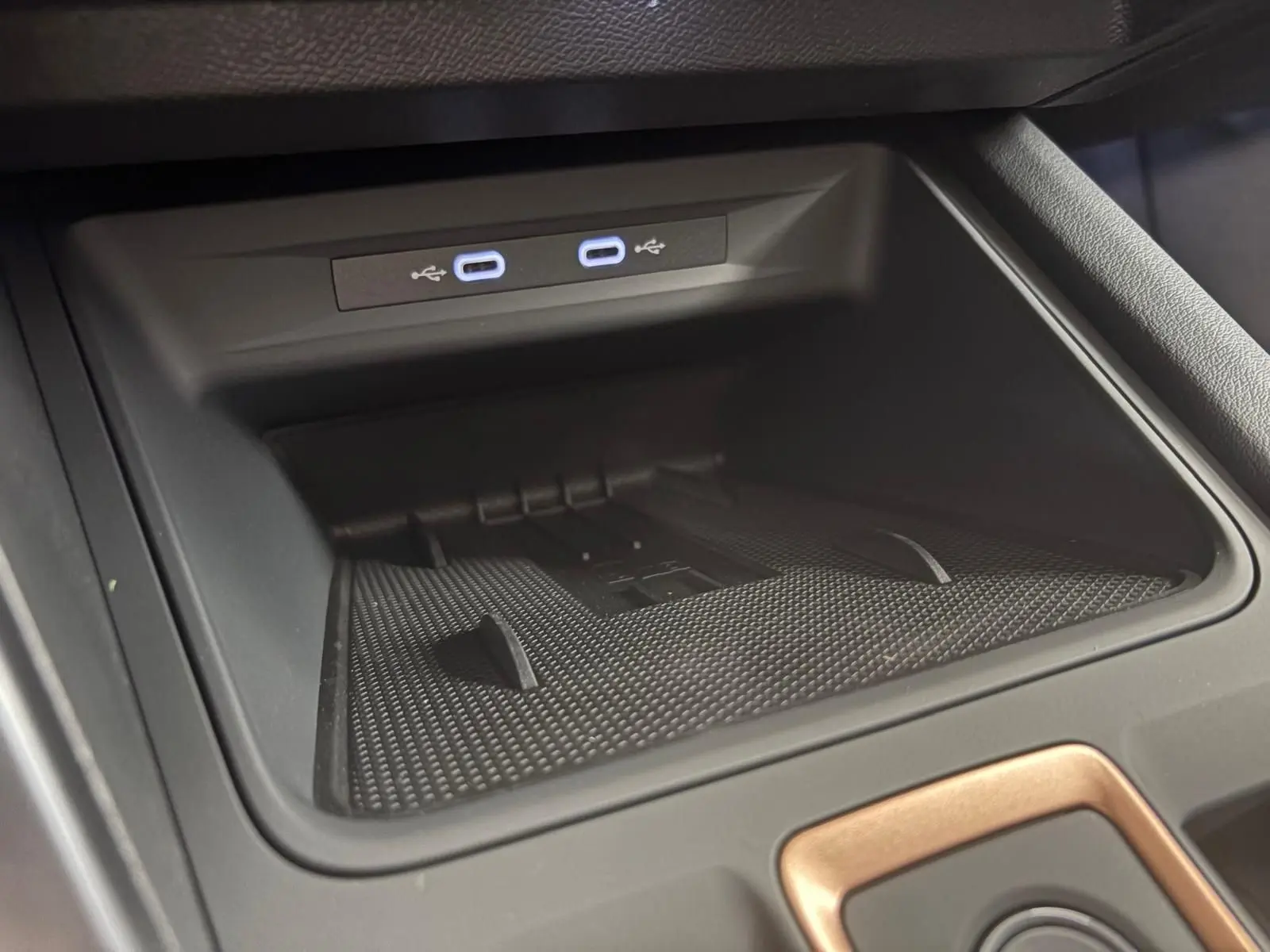 Espace de rangement central avec deux ports USB-C lumineux dans l'habitacle du CUPRA Formentor 2025.